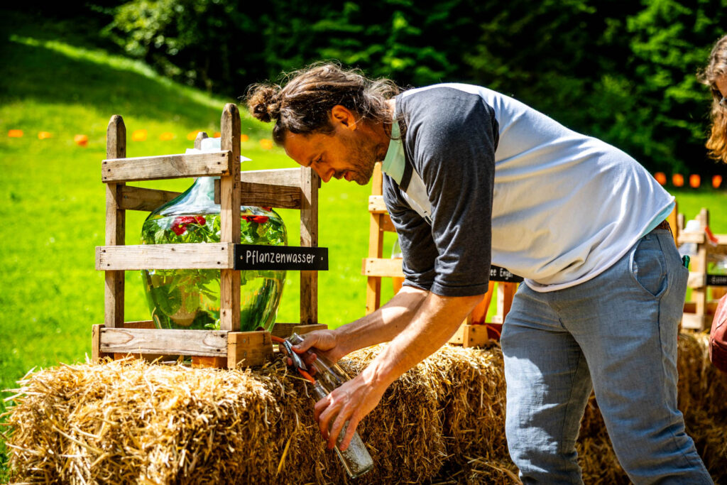 kraeuterfestival-2025-kraetersirup-einschenken