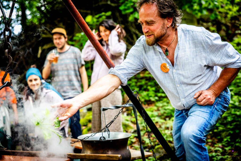 kraeuterfestival-2025-waeli-am-bierbrauen