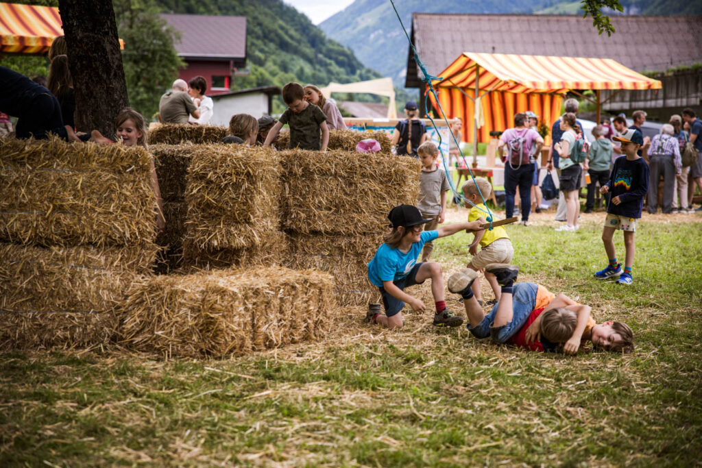 kraeuterfestival-2024-heuballen-und-kinder